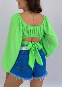 Détail de la vue arrière d'un crop top vert vif avec un grand nœud et des manches bouffantes