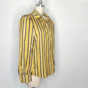 Vue détaillée d'une chemise à rayures jaunes avec col standard et boutonnage frontal