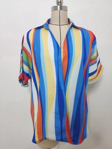 Détail des rayures ondulées verticales colorées et du col classique sur chemise courte