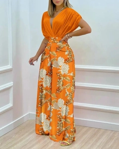 Détail du haut en satin orange et du pantalon large à fleurs pour femmes en deux pièces