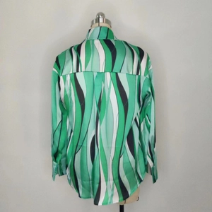 Vista posteriore della camicia in raso a maniche lunghe con righe astratte verdi