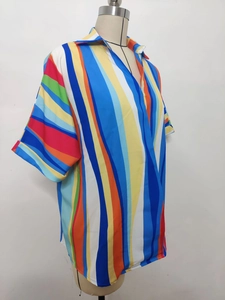 Détail d'une chemise à manches courtes à rayures verticales colorées avec col à boutons