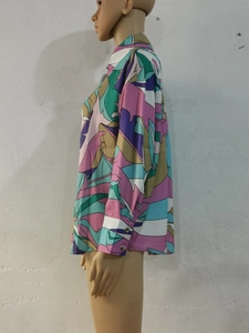 Détail de la chemise à imprimé géométrique avec manches lanternes et poignets boutonnés