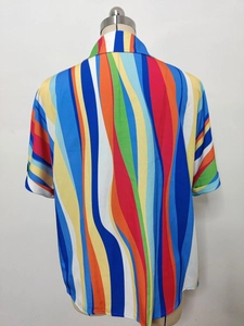 Vue arrière de la chemise à manches courtes avec motifs de rayures ondulées colorées