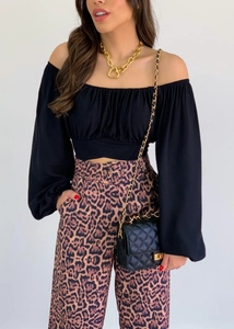 Haut court noir sexy à épaules dénudées et manches bouffantes avec pantalon léopard