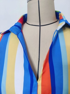 Vue détaillée des rayures verticales colorées et du col en V sur une chemise d'été