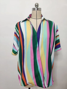 Détail d'un chemisier à rayures multicolores avec un design de col en V croisé