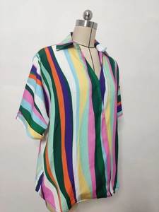 Détail des rayures verticales colorées et du col en V sur une chemise d'été à manches courtes