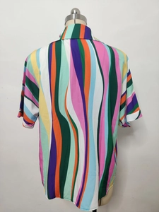 Vue arrière détaillée d'une chemise d'été ample avec rayures ondulées multicolores