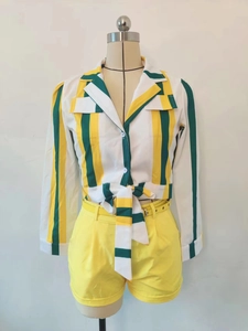 Détail de la chemise rayée avec nœud à la taille et short à taille haute assorti