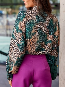 Chemise femme à manches longues avec imprimé animalier vert et pantalon fuchsia