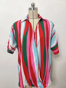 Détail du motif à rayures ondulées colorées sur une chemise d'été à manches courtes