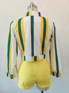 Vue détaillée du dos de la veste courte à rayures et du short jaune sur un mannequin