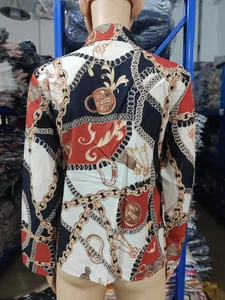 Detailansicht der Rückseite einer Barock-Langarmshirt mit Goldketten-Musterung