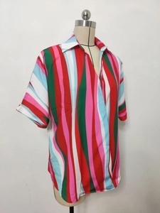 Gros plan sur les rayures verticales multicolores et le tissu respirant de la chemise d'été