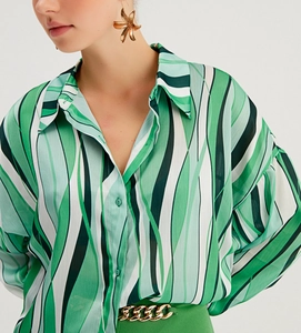 Dettaglio camicia a righe ondulate verdi e bianche con colletto a rever e bottoni
