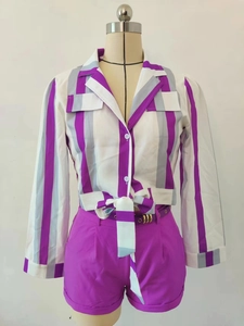 Détail de chemise à rayures violettes avec nœud frontal et short taille haute assorti