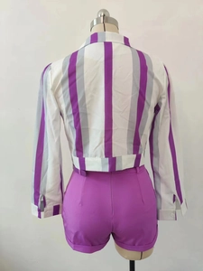 Vue détaillée d'un ensemble deux pièces pour femme avec chemise courte rayée