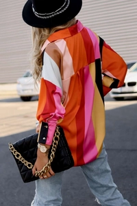 Vue arrière d'une chemise rayée décontractée et ample avec motifs colorés et manches