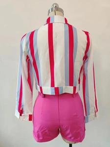 Vue arrière d'un short rose taille haute avec fermeture éclair et d'une chemise rayée sur mannequin