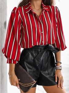 Chemisier à rayures verticales rouges avec manches bouffantes et short en cuir taille haute noir