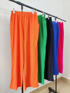 Dettaglio macro del tessuto a pieghe sui pantaloni a gamba larga con elastico