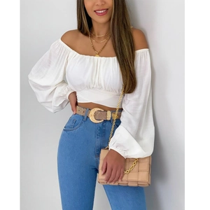 Haut court blanc à épaules dénudées avec manches lanternes et sac tissé chic