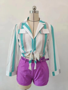 Détail de chemise nouée à rayures et short violet avec ceinture assortie pour femme