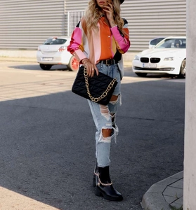 Style de rue d'une femme portant une chemise décontractée à rayures multicolores
