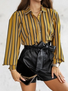 Chemisier rayé à manches longues avec short en cuir et ceinture à nœud élégante