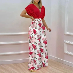 Ensemble d'été femme avec haut rouge à col en V et pantalon large à fleurs roses