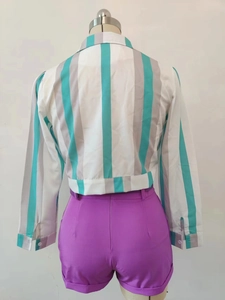 Détail de la chemise à rayures vert menthe à manches longues avec short violet à taille haute