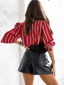 Chemise rayée pour femme avec manches lanternes et short en cuir noir à taille haute
