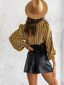 Chemisier femme à rayures jaunes manches bouffantes avec short en cuir noir taille haute