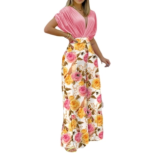 Ensemble d'été deux pièces avec haut rose à col en V et pantalon large à motif fleuri