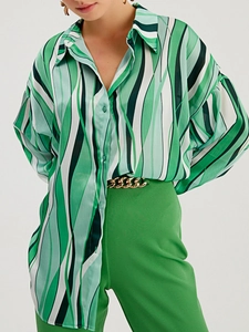 Completo camicia in chiffon a maniche lunghe e pantaloni verdi con strisce ondulate