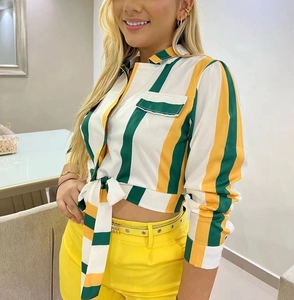 Détail de la chemise rayée à manches longues avec nœud à la taille et poche poitrine