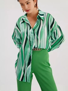 Set chic da donna con camicia a onde verdi e pantaloni a vita alta con cintura a catena