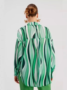 Camicia ampia a maniche lunghe da donna con motivi a onde astratte verdi, vista retro