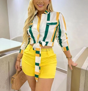 Détail d'un ensemble chemise à rayures d'été avec short jaune et taille nouée devant