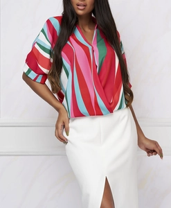 Détail de chemise à manches courtes rayée multicolore avec col en V et effet croisé