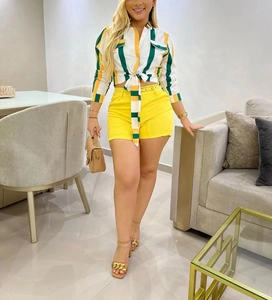 Détail d'un ensemble chemise rayée à nouer et short jaune taille haute pour femme