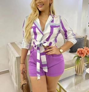 Détail d'un ensemble d'été deux pièces avec chemise courte rayée et short violet