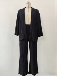 Dettaglio del set casual nero due pezzi con trama increspata e stile tipo kimono