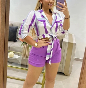 Détail du chemisier court à rayures violettes et blanches avec short à taille haute