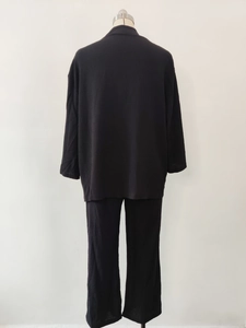 Vista posteriore di un set casual nero a due pezzi con maglia a maniche lunghe e pantaloni