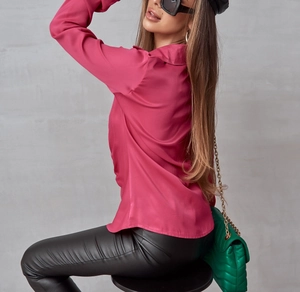 Dettaglio camicia in raso rosa fucsia a maniche lunghe con colletto elegante
