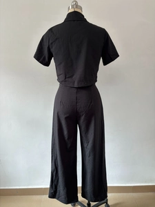 Vue arrière de l'ensemble deux pièces noir avec haut à manches courtes et pantalon large