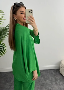 Dettaglio del set due pezzi verde brillante da donna con camicia e pantaloni casual