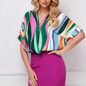 Haut d'été rayé à col en V pour femme associé à une jupe violette à taille haute